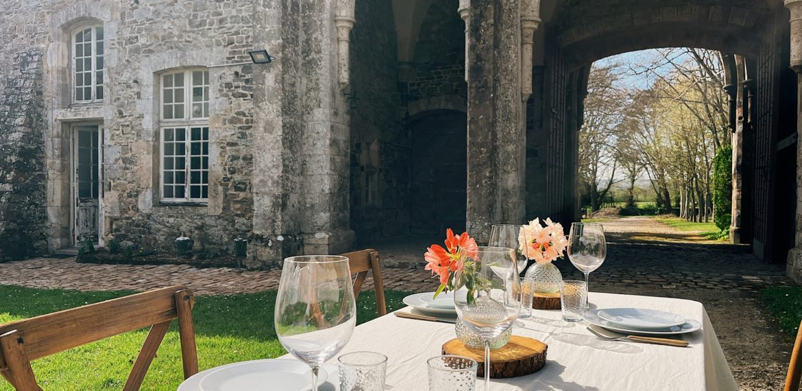 Abbaye de Blanchelande - Gîte Abbaye de Blanchelande Cotentin Tourisme cour intérieure jardin table déjeuner