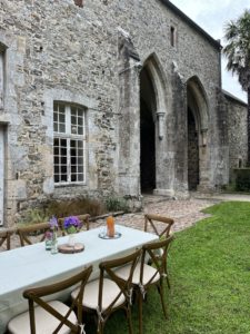 Gîte Abbaye de Blanchelande Cotentin Tourisme exterieur table